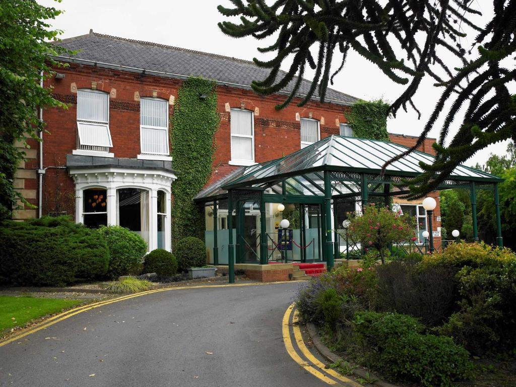 uma casa com um gazebo em frente a uma rua em Parkmore Hotel & Leisure Club, Sure Hotel Collection by BW em Stockton-on-Tees