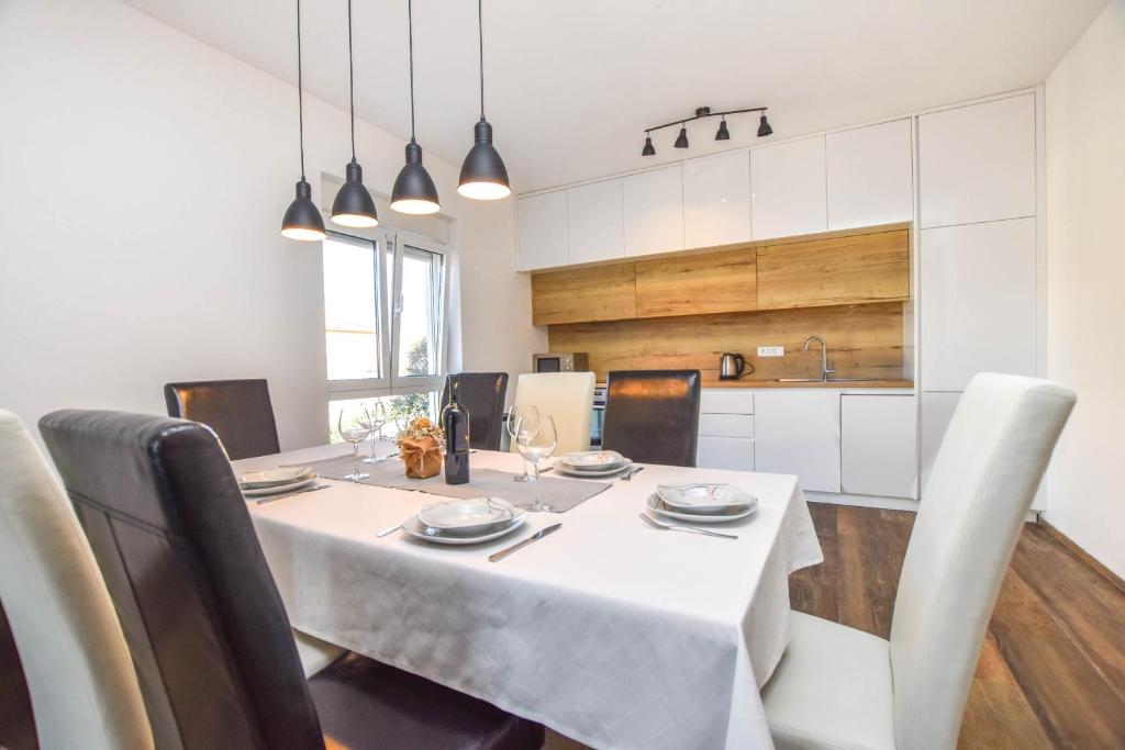 Kuchnia lub aneks kuchenny w obiekcie Apartment Sterna