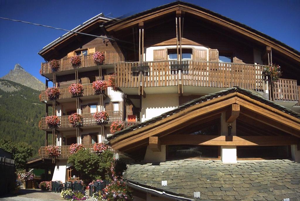 Nespecifikovaný výhled na hory nebo výhled na hory při pohledu z hotelu