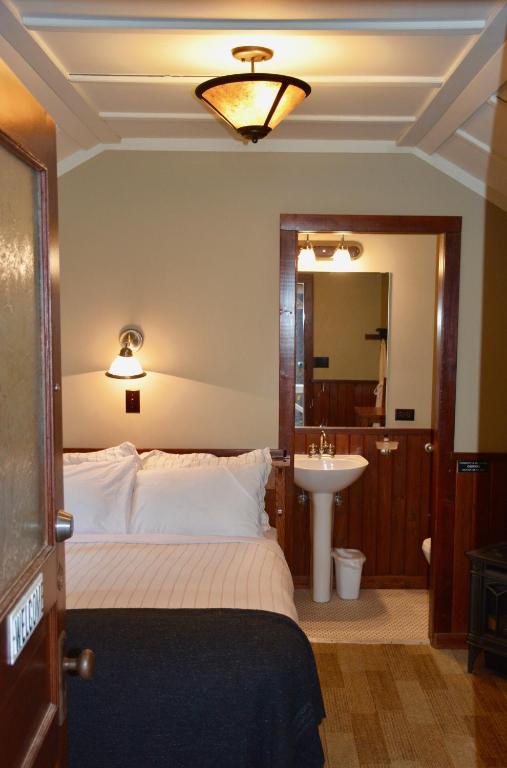 Johnston Canyon Lodge & Bungalows - Rode Hut