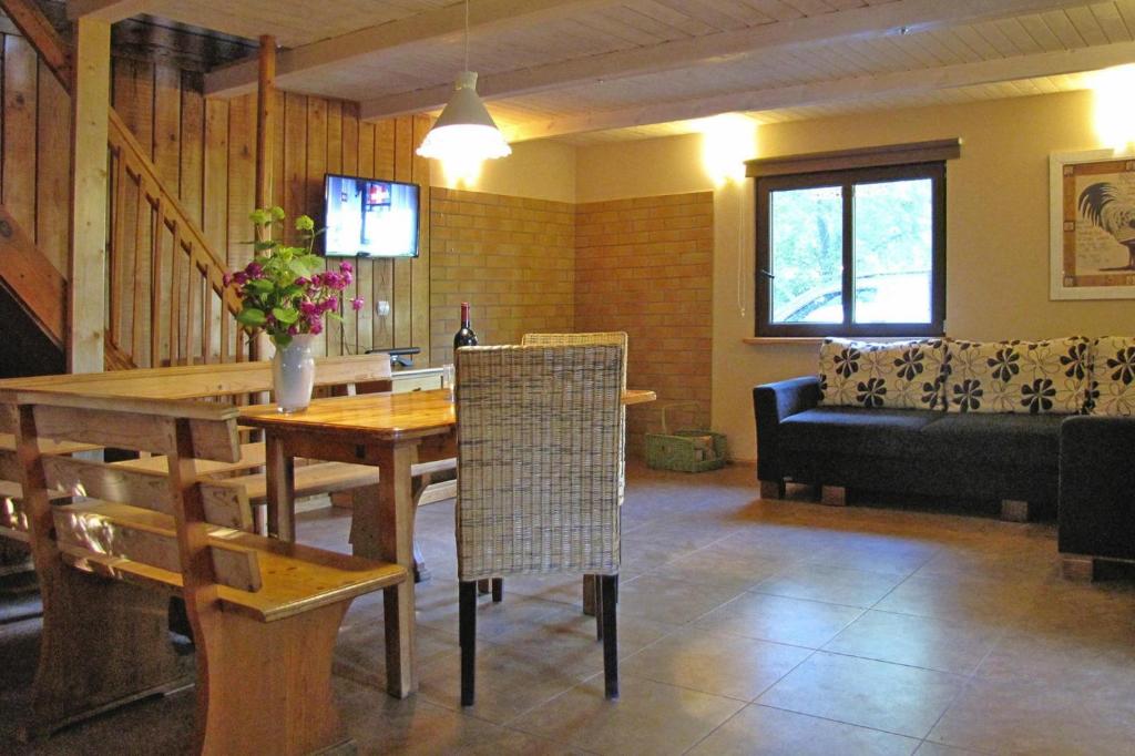 Posedenie v ubytovaní Detached cottage with a large garden, 200m from the lake, Bogacko-ex TUI