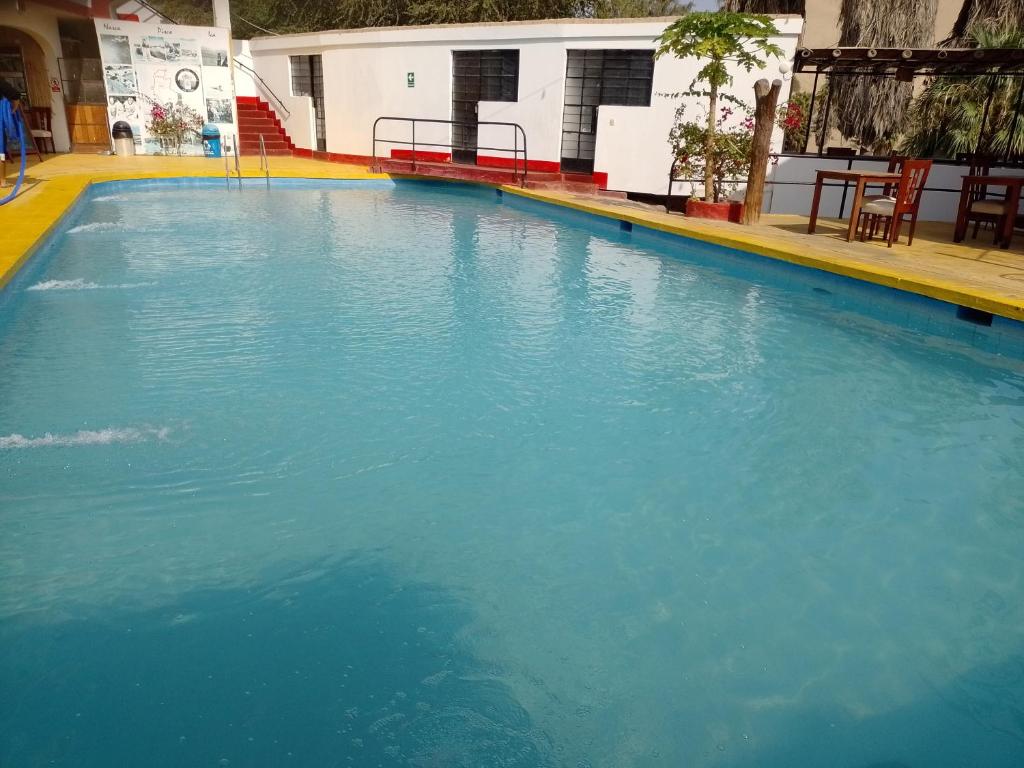 Piscina de la sau aproape de Hotel Duna Sur