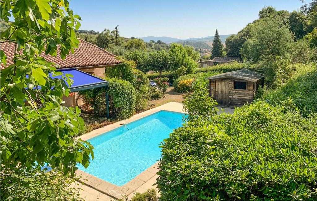 einen Blick über den Pool im Garten in der Unterkunft Lovely Home In Berlou With Kitchen in Berlou