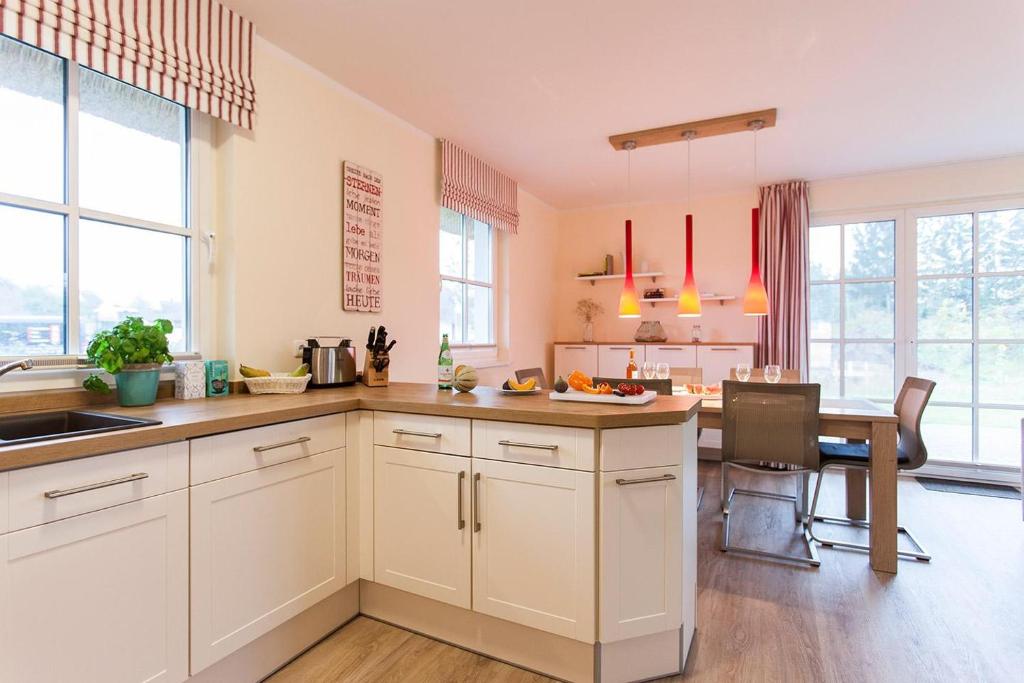 Kuchyň nebo kuchyňský kout v ubytování Ferienhaus Haubenlerche 52