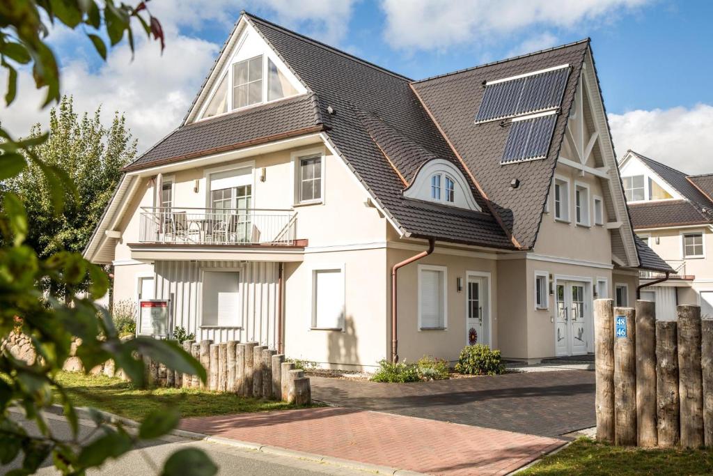 una casa con paneles solares en el techo en Ferienwohnung Drudenstein 1_4 en Groß Kirr