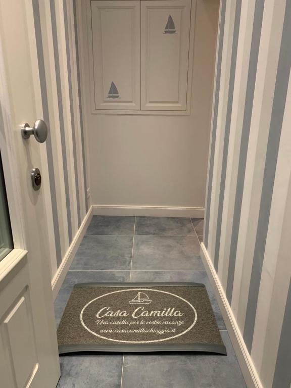 - un tapis de porte dans le couloir dans l'établissement CASA CAMILLA, à Chioggia