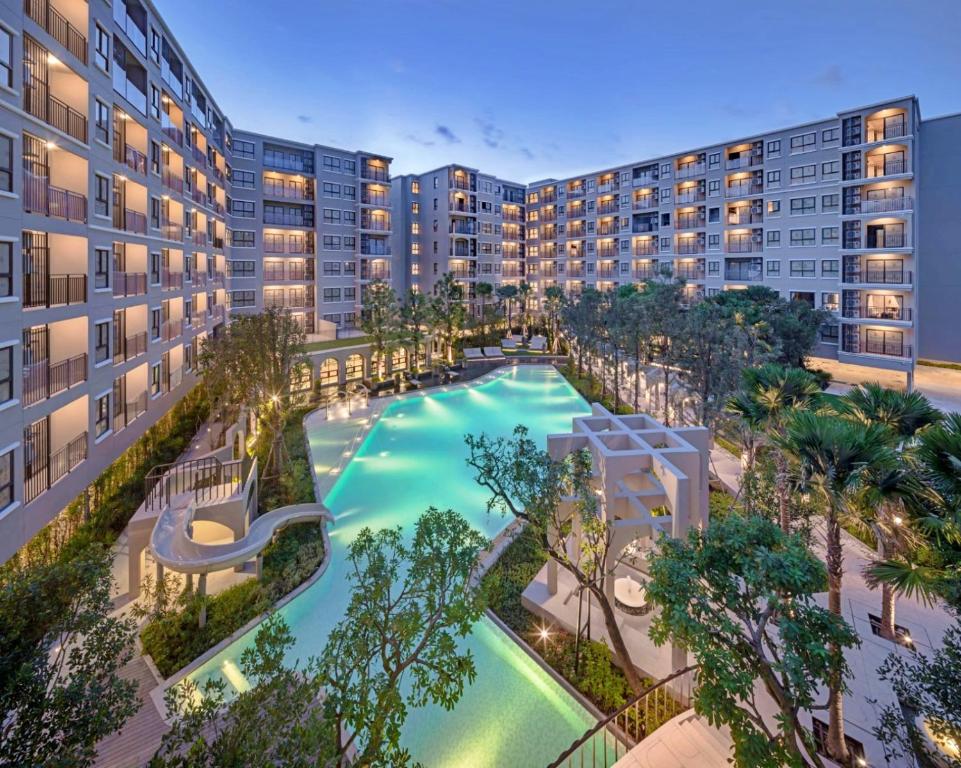 una vista aérea de una piscina en un complejo de apartamentos en la Casita Hua Hin by J&P, en Hua Hin