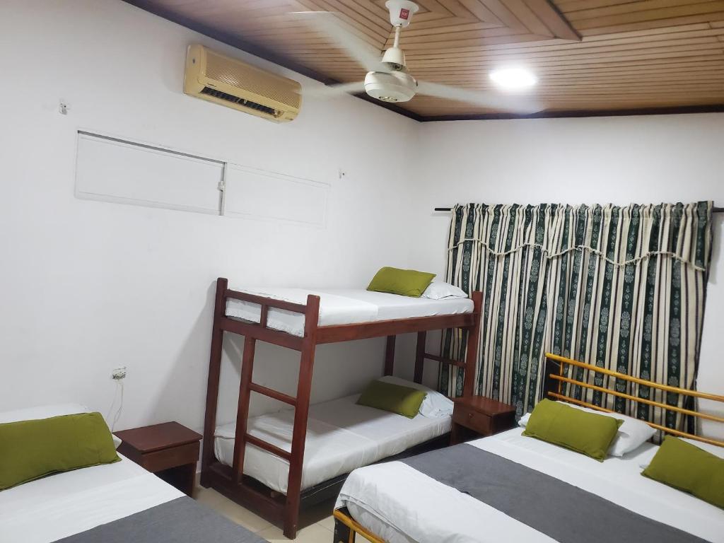 Katil dua tingkat atau katil-katil dua tingkat dalam bilik di Hotel Tamaca Real