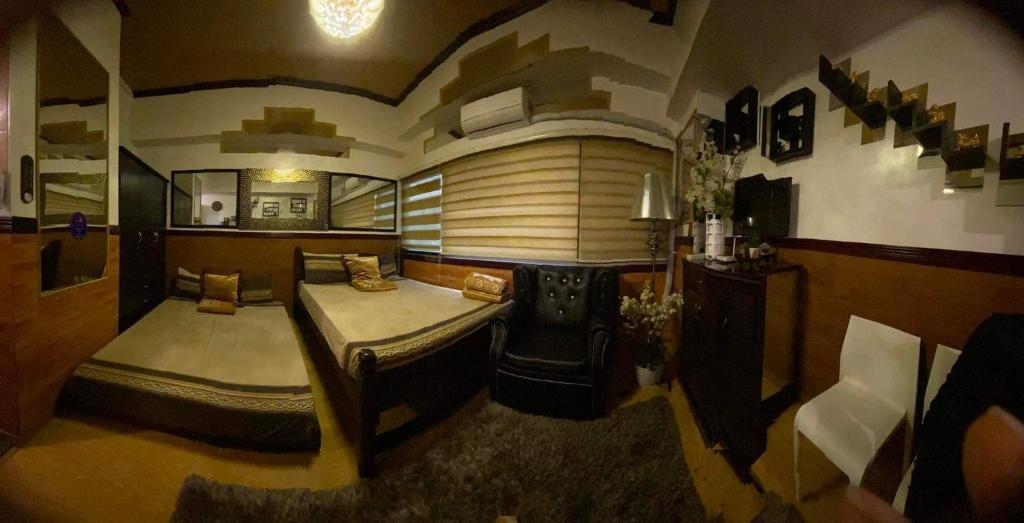 um quarto com duas camas num quarto com um quarto em CedarPeak215 em Baguio