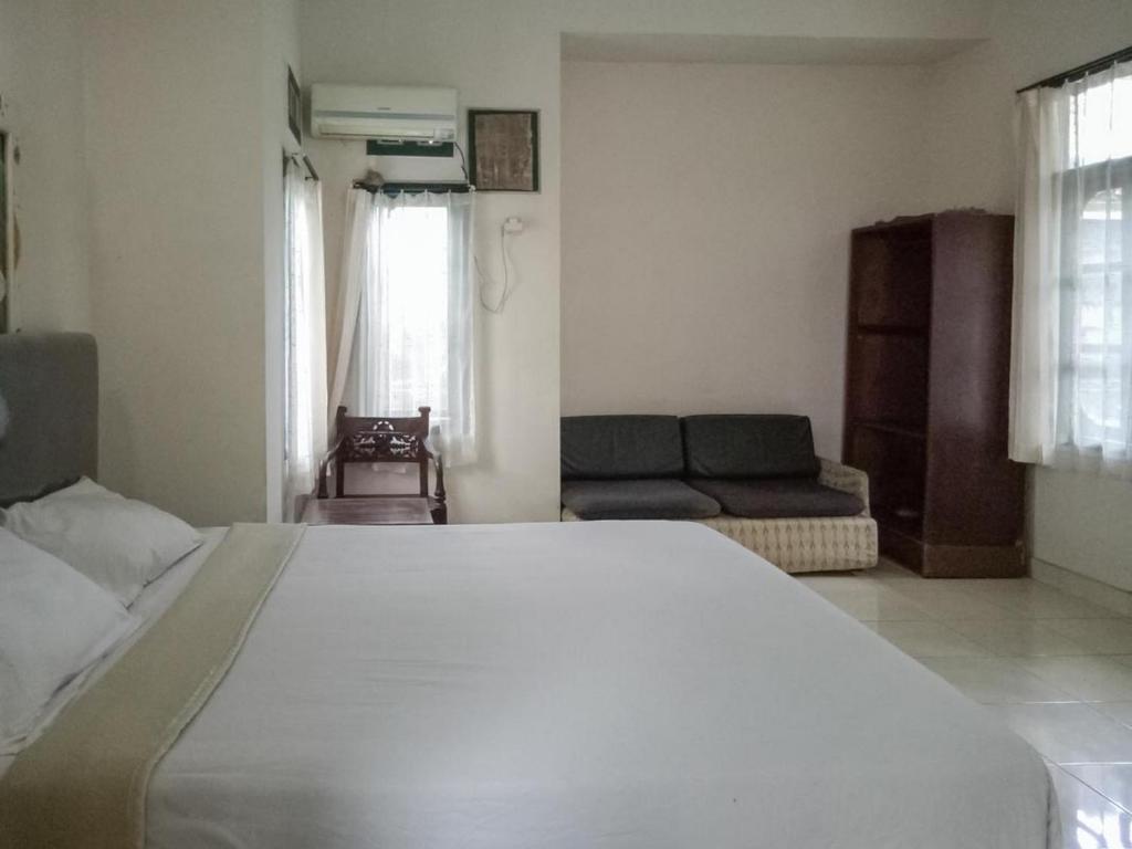 Postel nebo postele na pokoji v ubytování DATON HOUSE near Bali Zoo Ubud Mitra RedDoorz