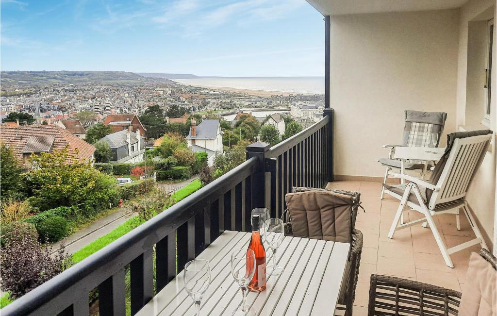 A balcony or terrace at 1 Bedroom Lovely Apartment In Trouville-sur-mer