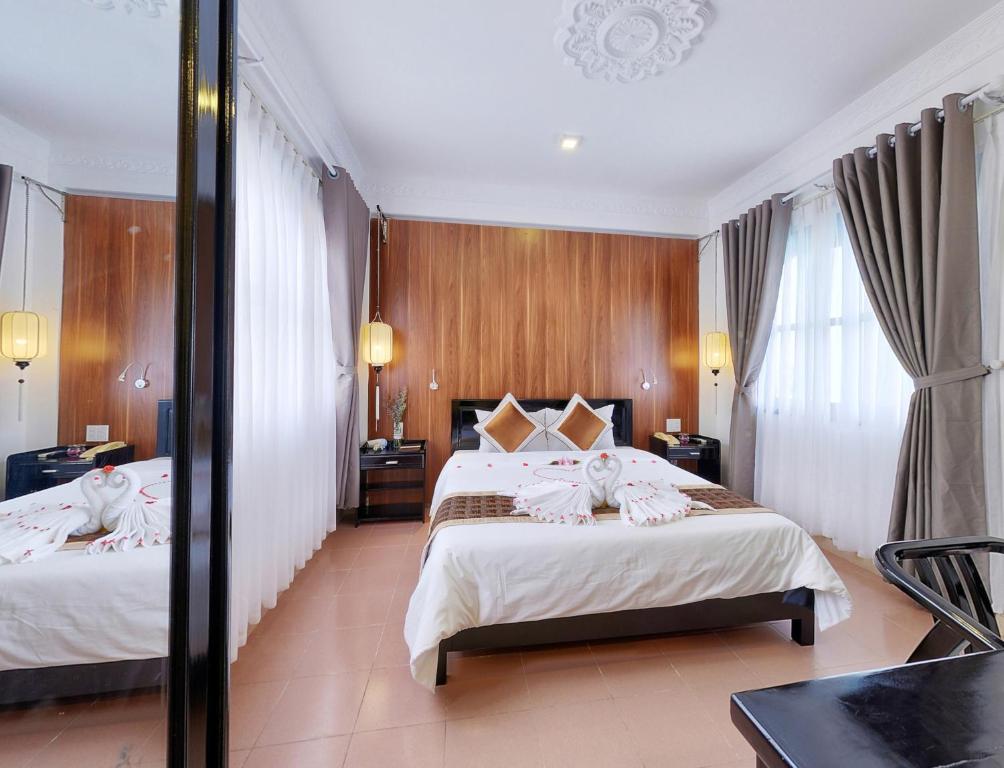 Postel nebo postele na pokoji v ubytování Hai Yen Hotel