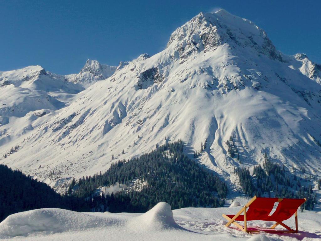 Vista generica sulle montagne o vista sulle montagne dall'interno dell'affittacamere
