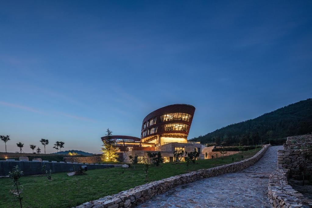 Nespecifikovaný výhled na hory nebo výhled na hory při pohledu z hotelu