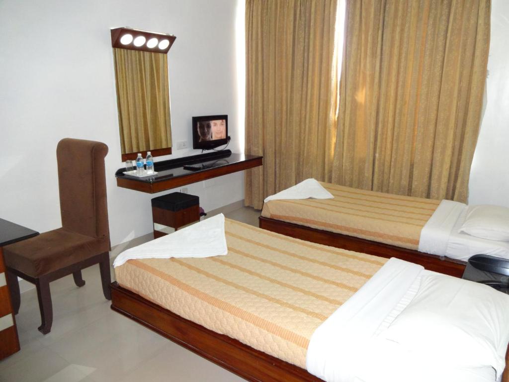 Postel nebo postele na pokoji v ubytování Lotus Comfort - A Pondy Hotel