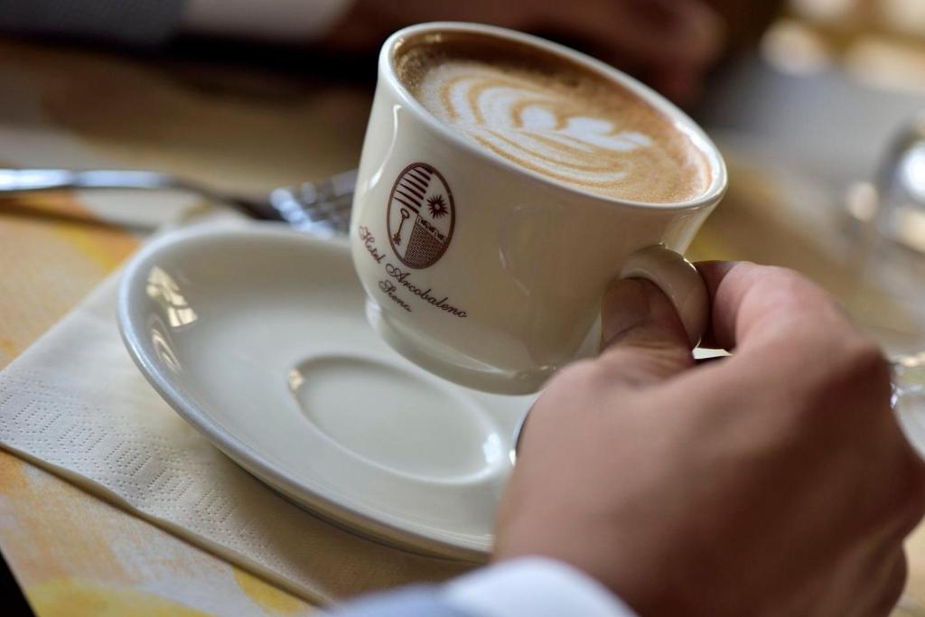 Příslušenství pro přípravu čaje a kávy v ubytování Hotel Arcobaleno Siena