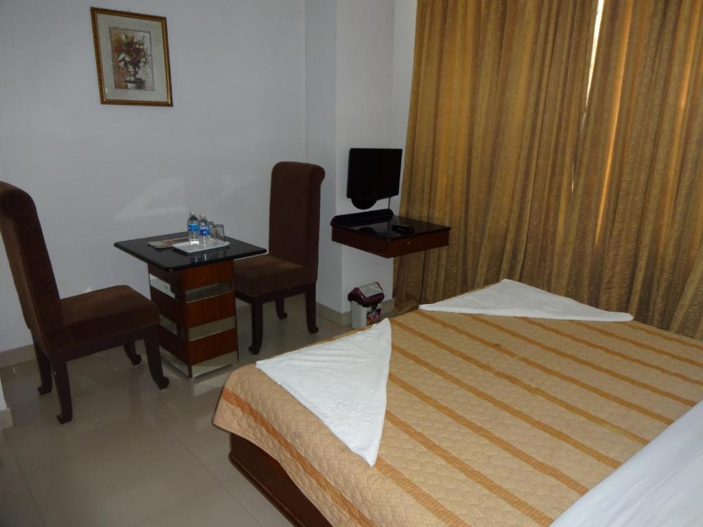 Postel nebo postele na pokoji v ubytování Lotus Comfort - A Pondy Hotel