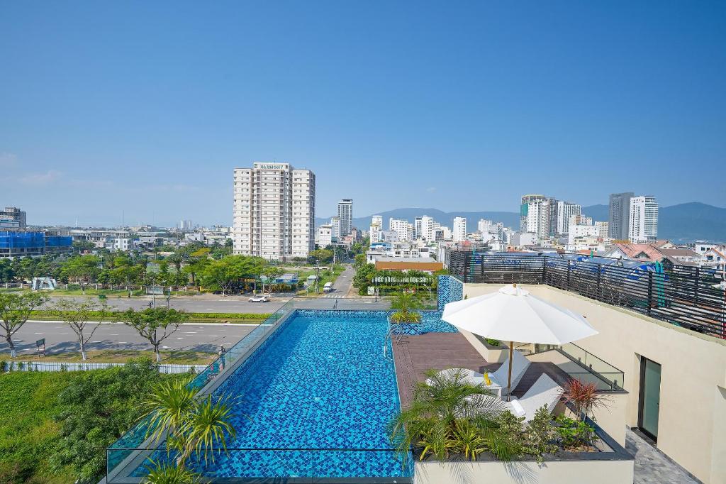 Tầm nhìn ra hồ bơi gần/tại M92 Boutique Da Nang Beach Hotel