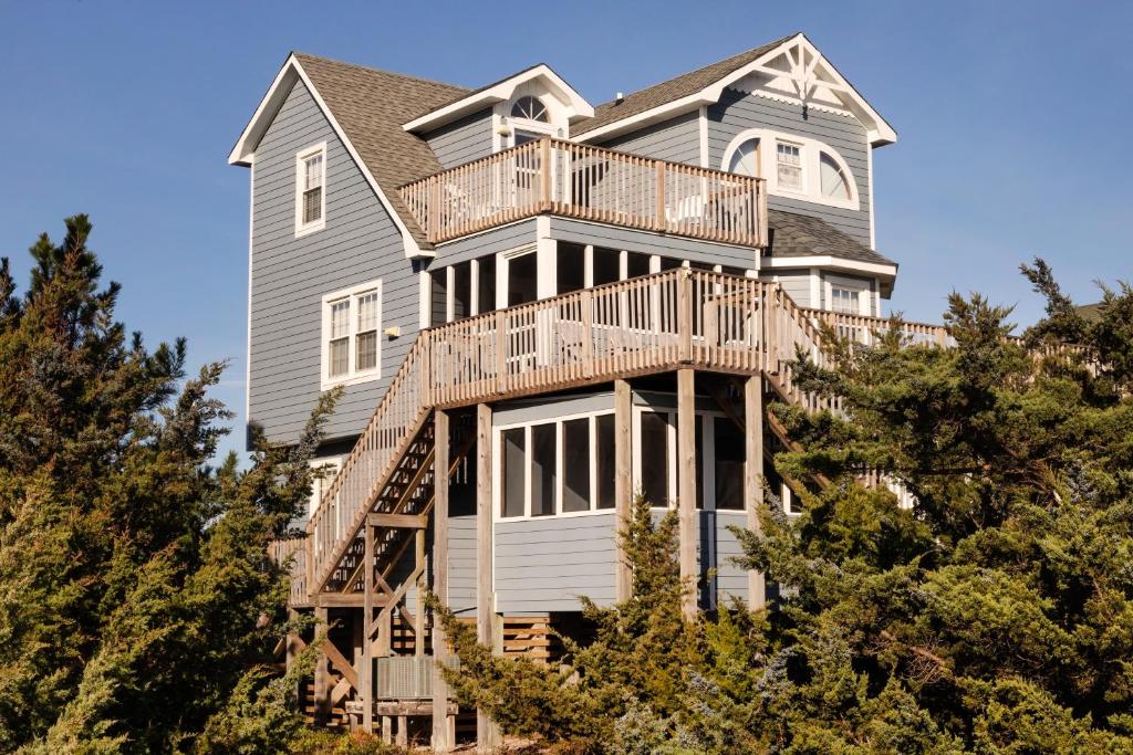 a large house with a balcony on top of trees at Victorian Dollhouse 131 in Salvo