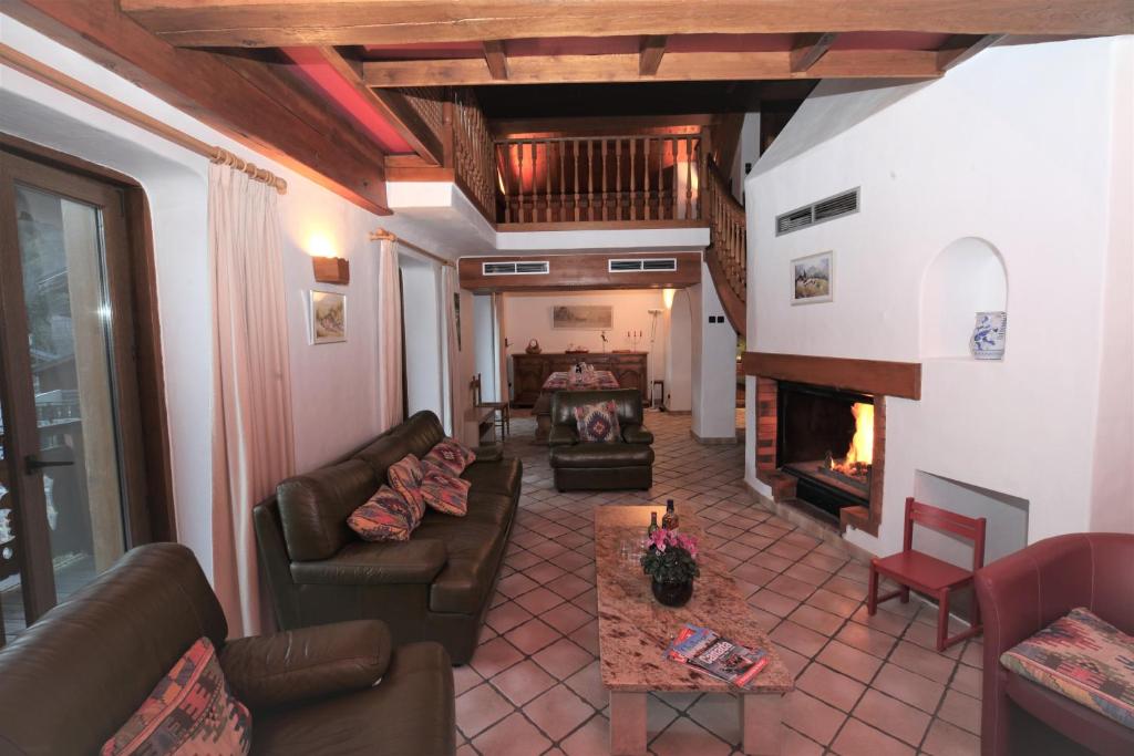 uma sala de estar com um sofá e uma lareira em Chalet Bouquetin- Bellecôte 22 to 28 people em Champagny-en-Vanoise