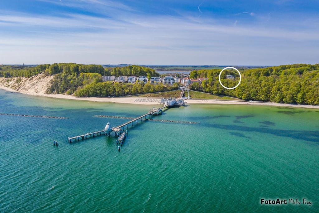 uma vista aérea de um cais na água em Residenz Seeblick Whg 4, mit Gartenzugang em Ostseebad Sellin