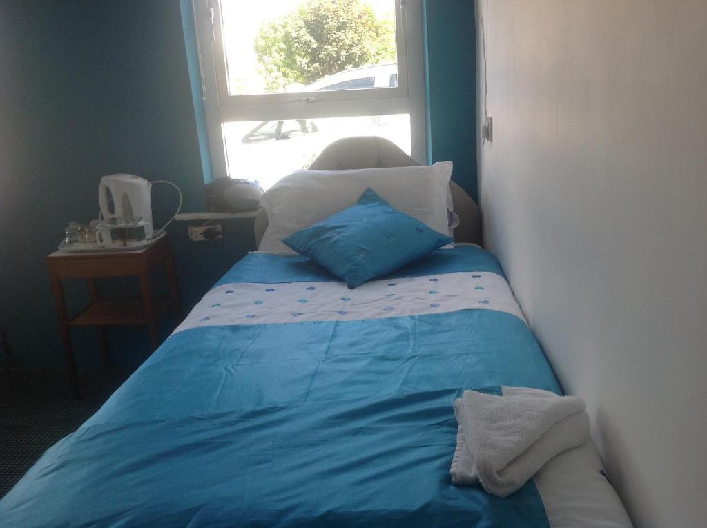 Postel nebo postele na pokoji v ubytování Divine Mercy B&B