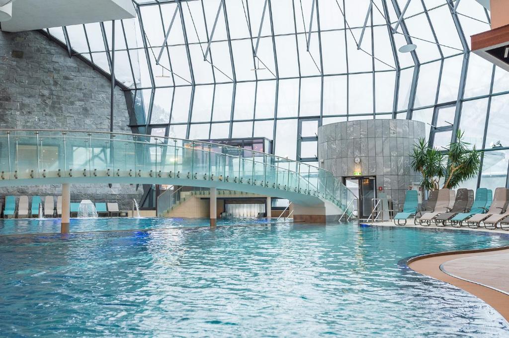 Bazén v ubytovaní Aqua Dome 4 Sterne Superior Hotel & Tirol Therme Längenfeld alebo v jeho blízkosti