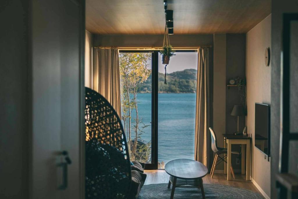 上天草市にあるAmakusa VIVID - Vacation STAY 99413vの水辺の景色を望む窓付きの客室です。