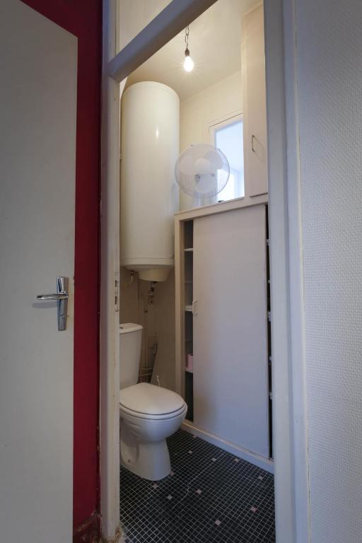 Ein Badezimmer in der Unterkunft Appartement hypercentre au 2&egrave;me, ZOO - 24h du Mans
