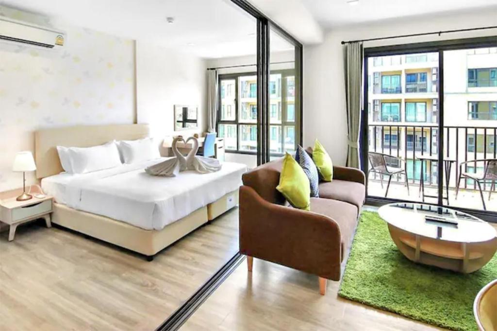 เตียงในห้องที่ Rain Cha Am - Hua Hin by J&P