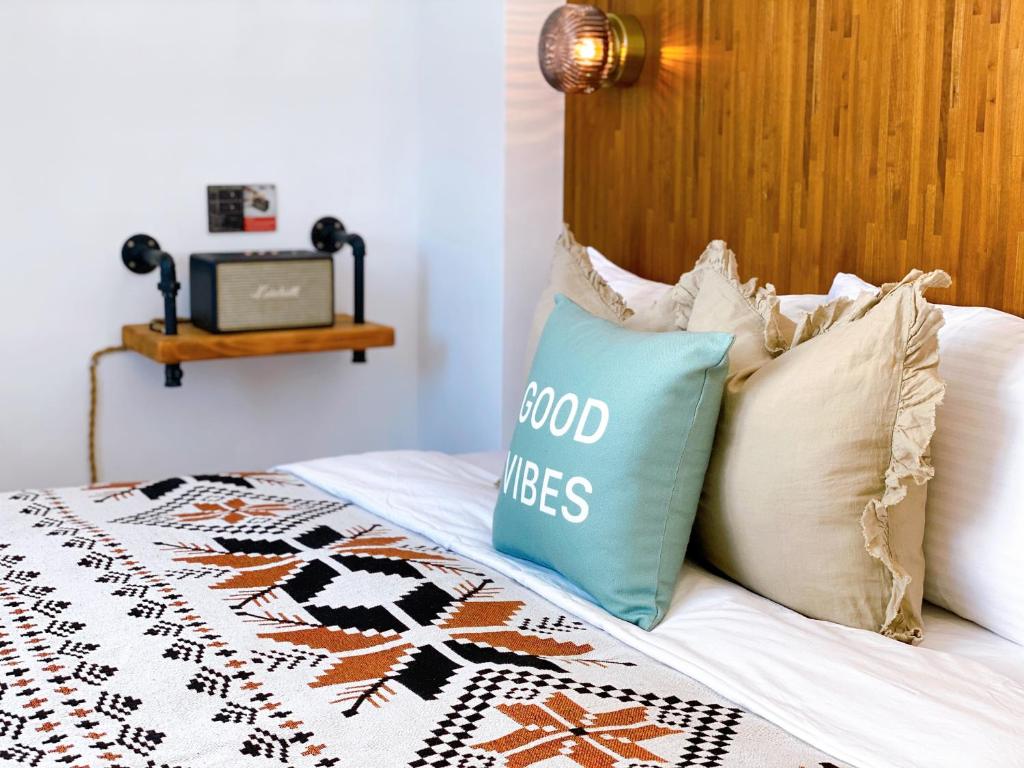 Postel nebo postele na pokoji v ubytování Minimi Inn-Sailrock Beach House