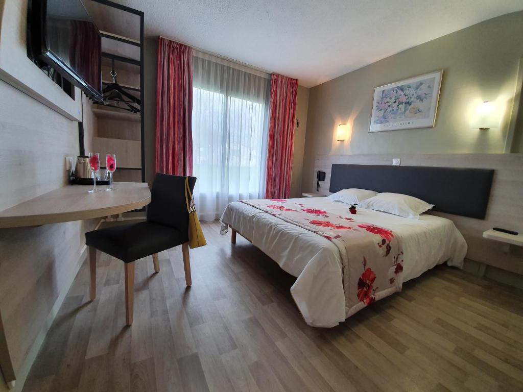 Cette chambre comprend un lit, une table et un bureau. dans l'établissement Motel 25, à Socx