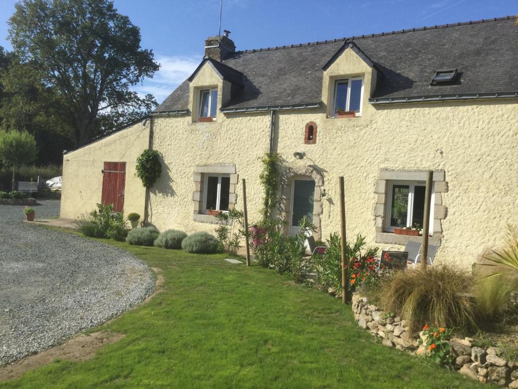 una casa blanca con un jardín delante de ella en Gîte à la campagne, en Pontchâteau