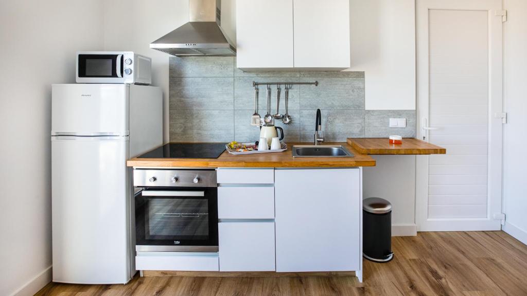Kuchyň nebo kuchyňský kout v ubytování Hospedium Apartamentos Galitrips A Casa Da Reina