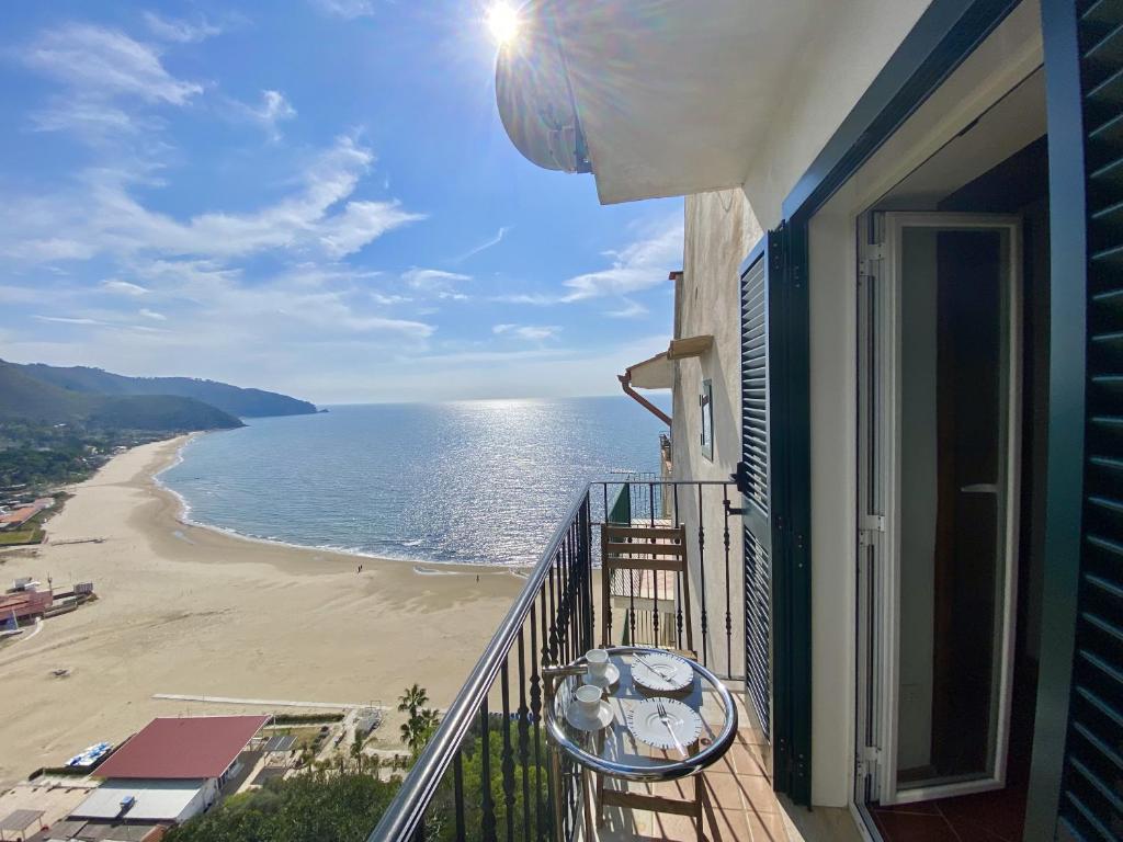un balcón de una casa con vistas a la playa en holidaycasa Piki - Panoramico a mare, en Sperlonga