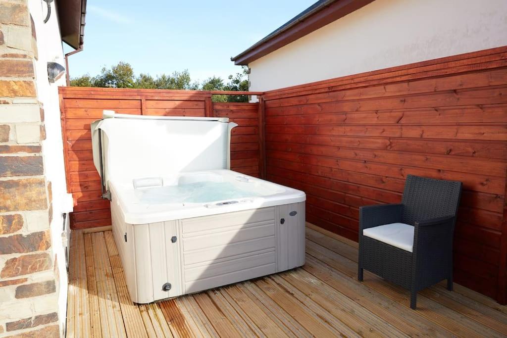 KingFisher Hot Tub u0026 log Burner house on Premium lakeside with Resort  Facilities, Saint Columb Major – Updated 2023 Prices