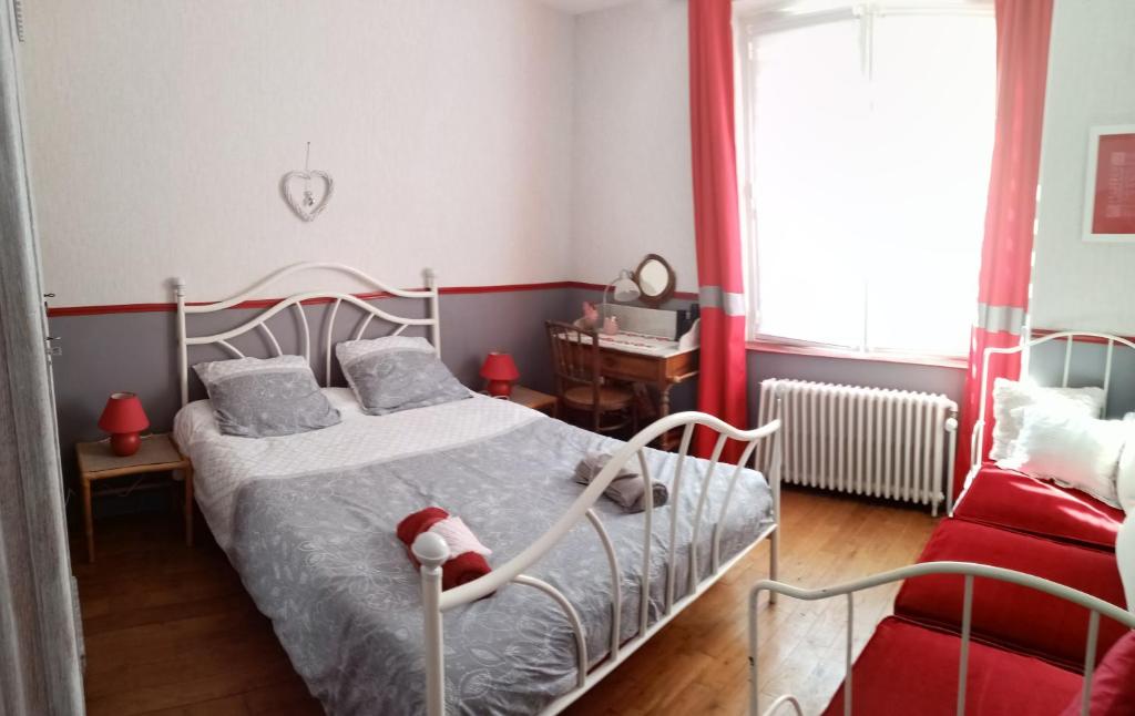 Postel nebo postele na pokoji v ubytování GITE LES 27 ROSES ET PLUS