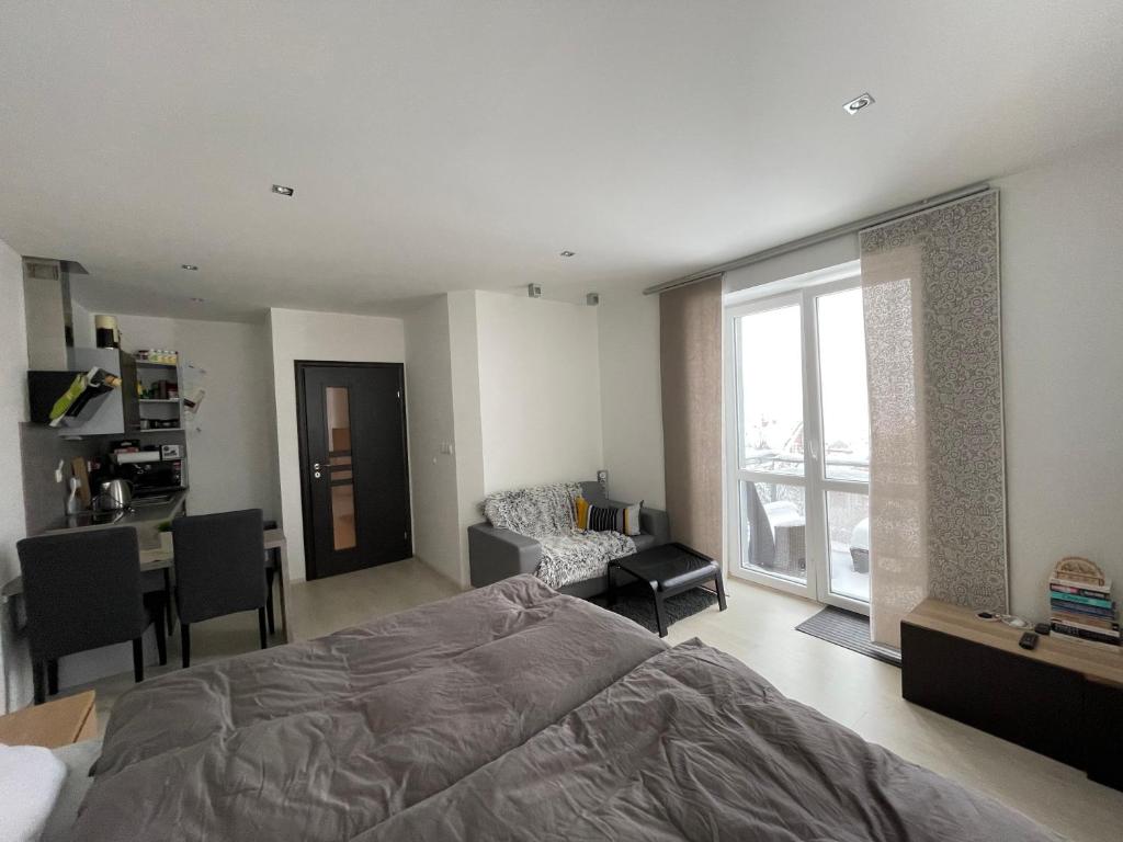 Postel nebo postele na pokoji v ubytování Plně vybavený krásný apartmán 1kk s balkonem, výhledem