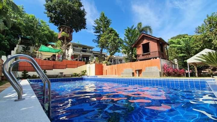 una piscina con una pintura de pescado en el agua en Garden of Gen Resort en Labayo