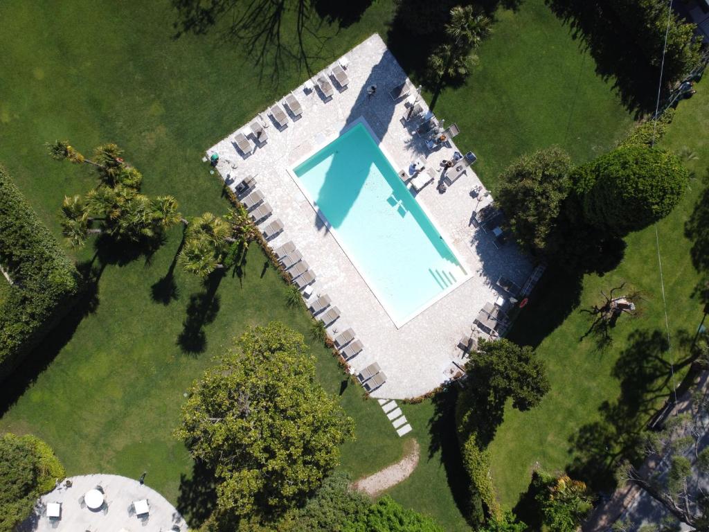 una vista aérea de una finca con piscina en Hotel Sirena, en Lazise