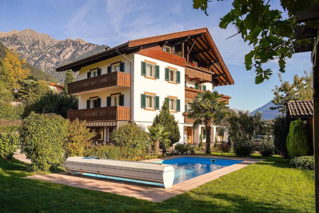 uma casa com uma piscina em frente em Ferienwohungen Gamper em Tirolo