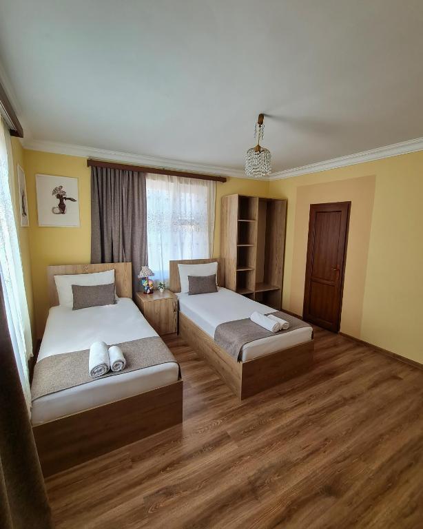 Postel nebo postele na pokoji v ubytování Seva Guesthouse and Cottages Byurakan