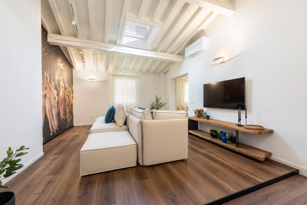 フィレンツェにあるGreci Panoramic Terraceのリビングルーム(白いソファ、薄型テレビ付)
