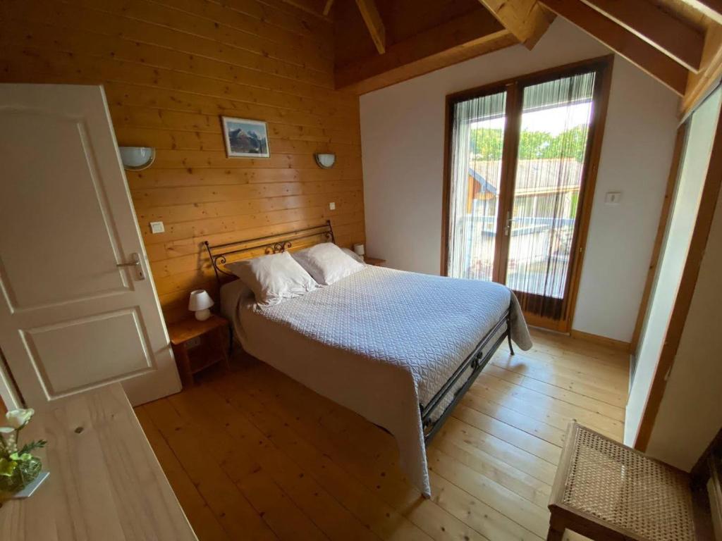 a bedroom with a bed in a wooden room at encodethhaure in Bartrés