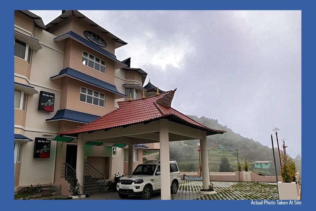 a white truck parked in front of a building at Bogar Palace Kodaikanal in Kodaikānāl