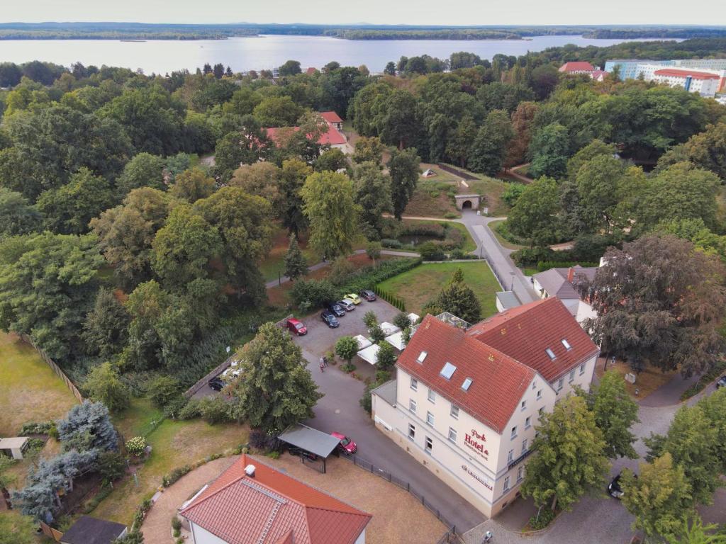 einen Blick über ein Gebäude mit rotem Dach in der Unterkunft Parkhotel Senftenberg in Senftenberg