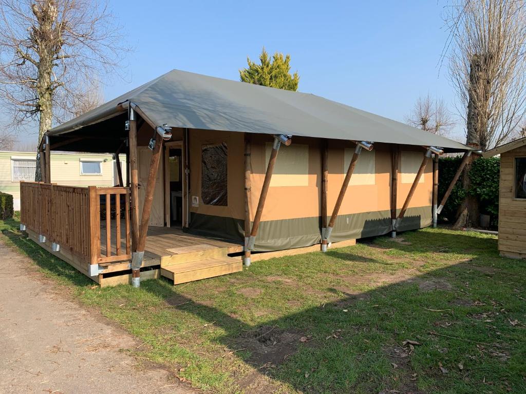 Una casa con una lona negra encima. en Glamour Glamping at little beach, en Jabbeke