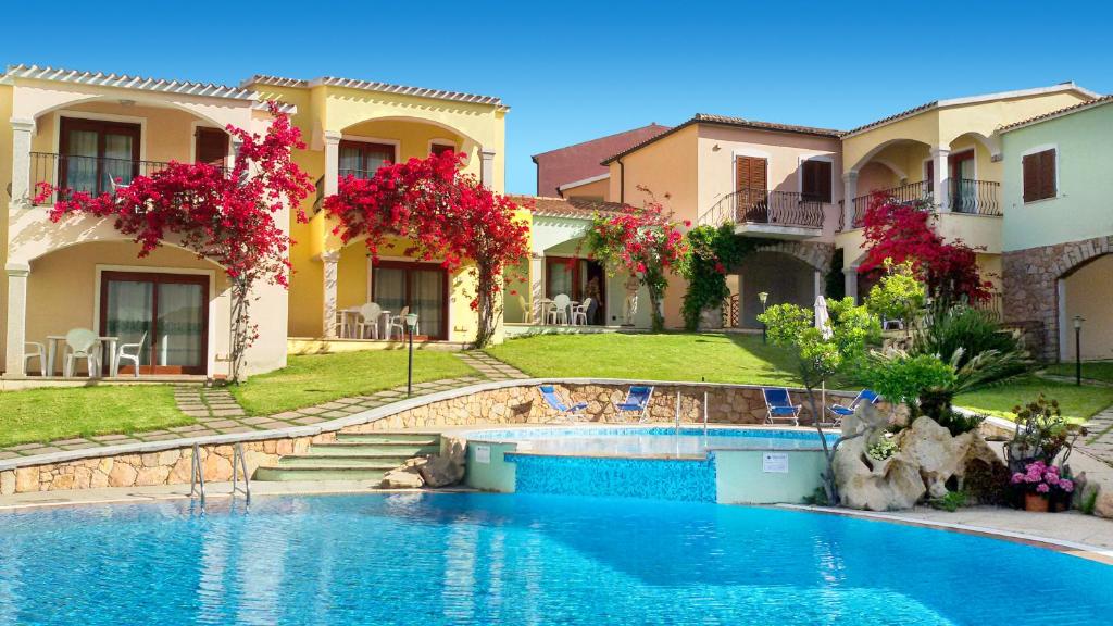 une maison avec une piscine en face de celle-ci dans l'établissement Residenza Pierre et Vacances Badus, à Badesi