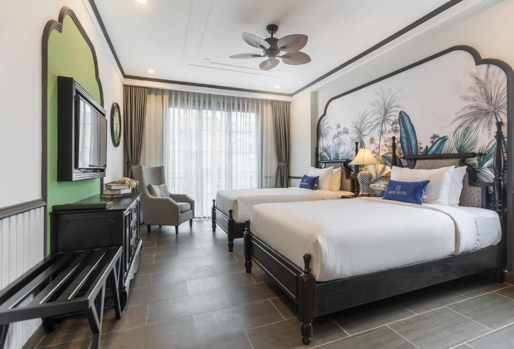 Postel nebo postele na pokoji v ubytování ARTIS Hotel Da Lat