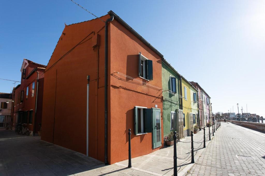 a building on the side of a street at Dimora Rubino - Isola di Pellestrina Ve in Pellestrina